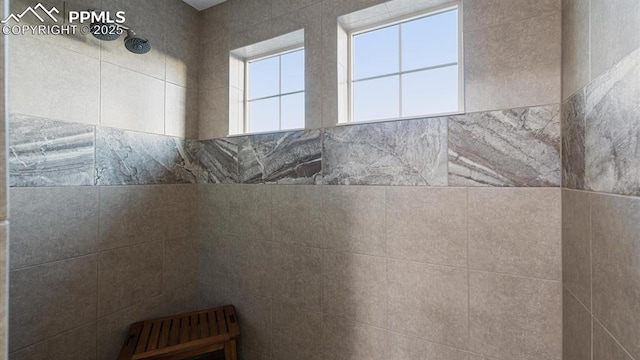 bathroom featuring a tile shower