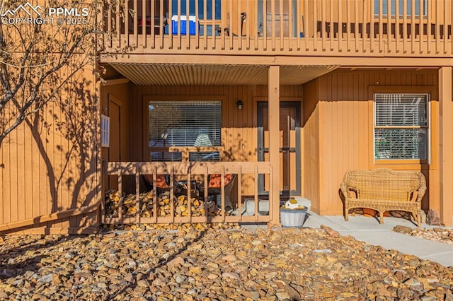 property entrance featuring a balcony