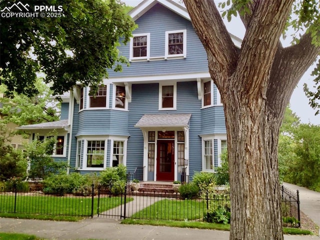 view of front of property with a front yard