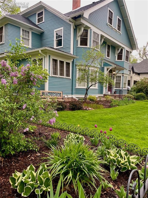 view of front of property featuring a front lawn