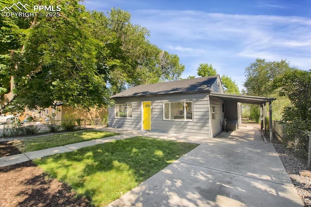 view of front of home with a carport and a front yard