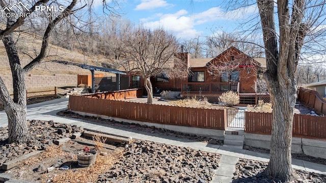 view of front of home featuring a fenced front yard