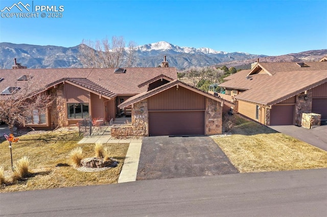 ranch-style home featuring a mountain view and a front yard