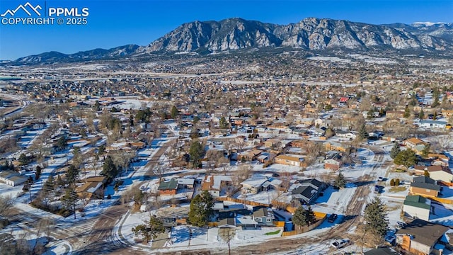 bird's eye view featuring a mountain view