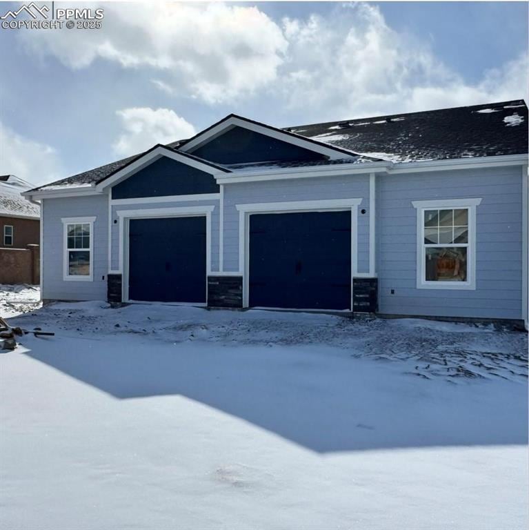 view of front facade featuring a garage