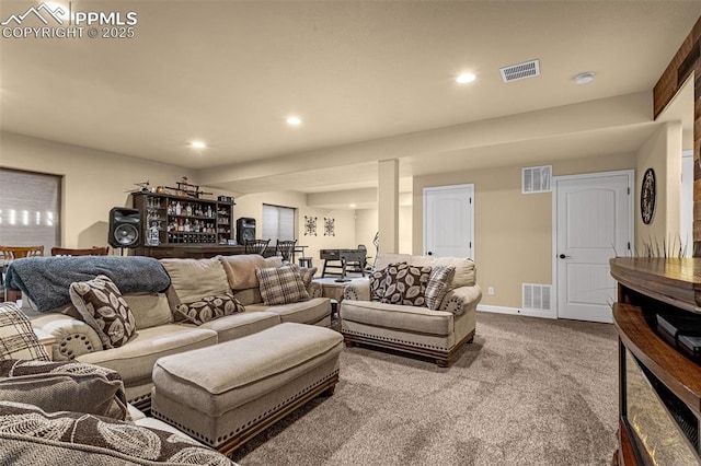 living area featuring baseboards, visible vents, and recessed lighting