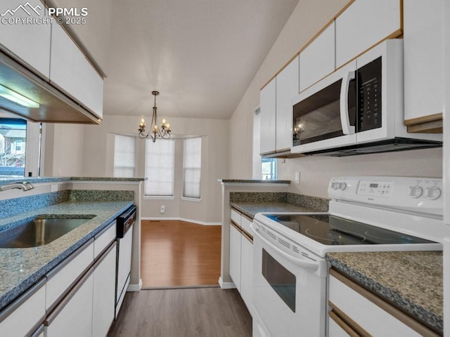 kitchen featuring sink, white cabinets, plenty of natural light, white appliances, and light hardwood / wood-style flooring