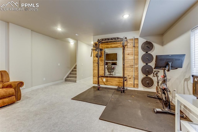 exercise room with carpet flooring