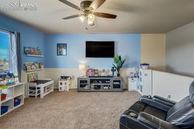 carpeted living room featuring ceiling fan