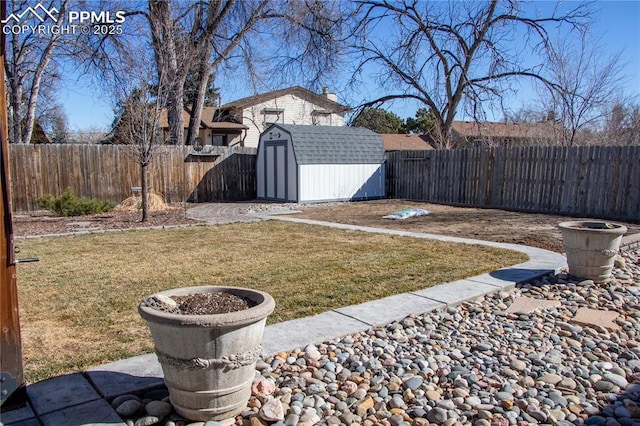 view of yard featuring a shed