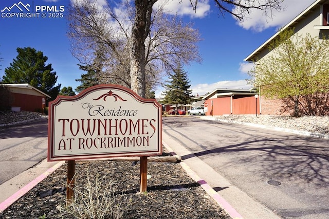 view of community / neighborhood sign