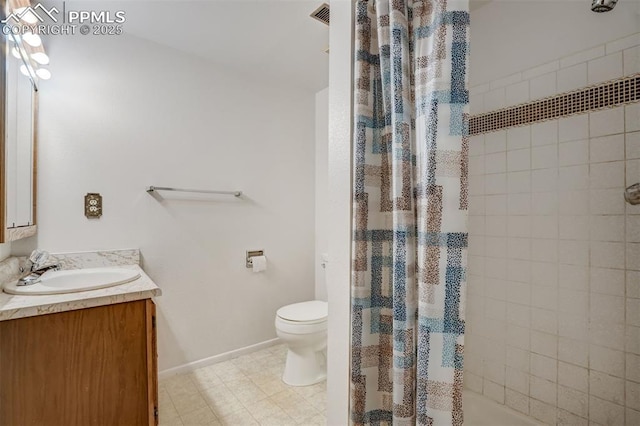 bathroom featuring a shower with curtain, vanity, and toilet