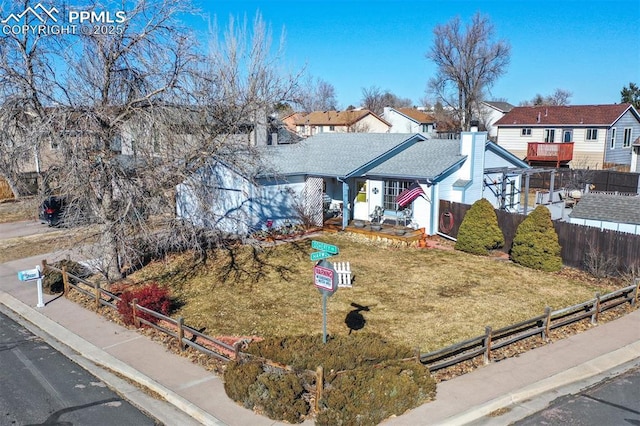 view of front of property featuring a front lawn