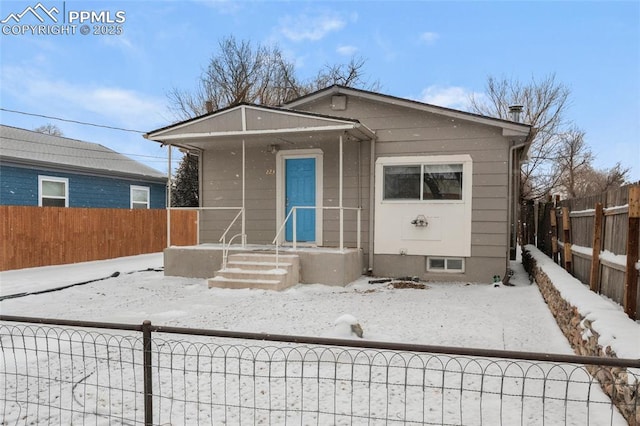 view of front of home with a fenced front yard