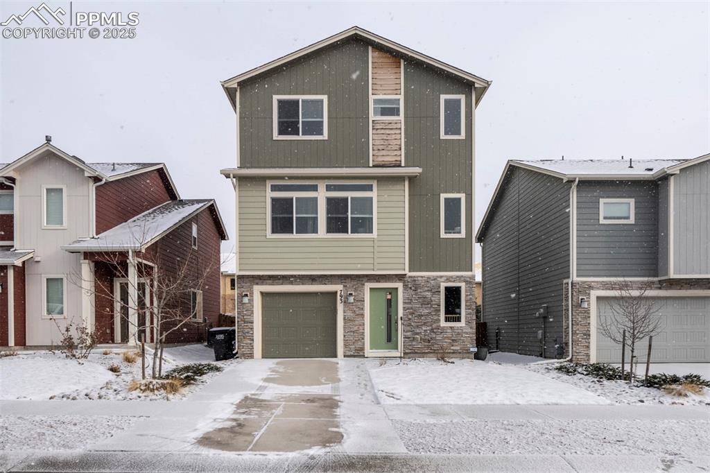 view of front of property featuring a garage