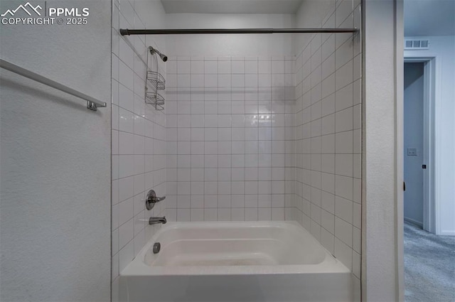 bathroom featuring tiled shower / bath combo