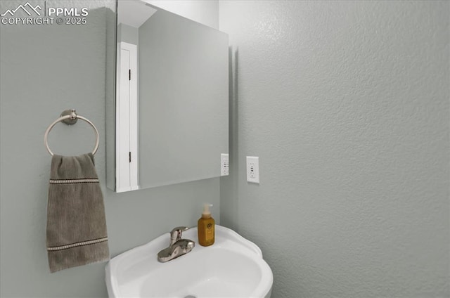 bathroom featuring sink