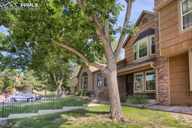 view of front of home featuring a front yard