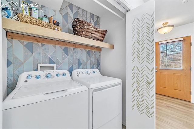 laundry room featuring light wood-type flooring and independent washer and dryer