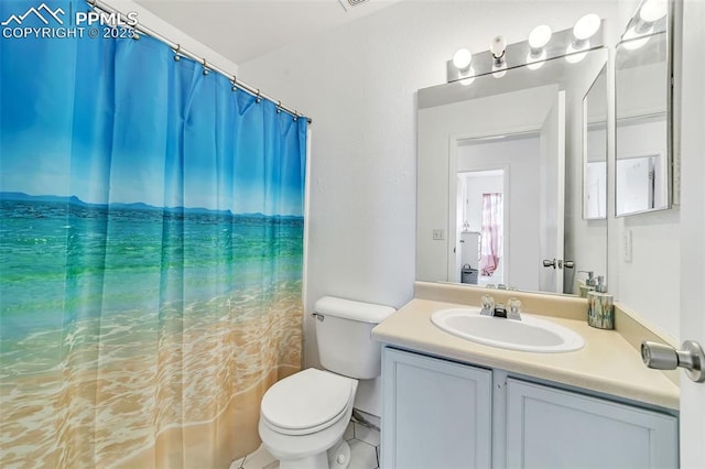 bathroom with a shower with curtain, vanity, and toilet