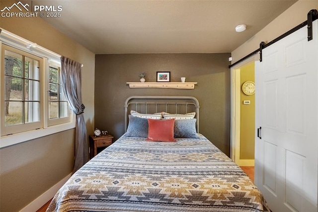 bedroom featuring a barn door