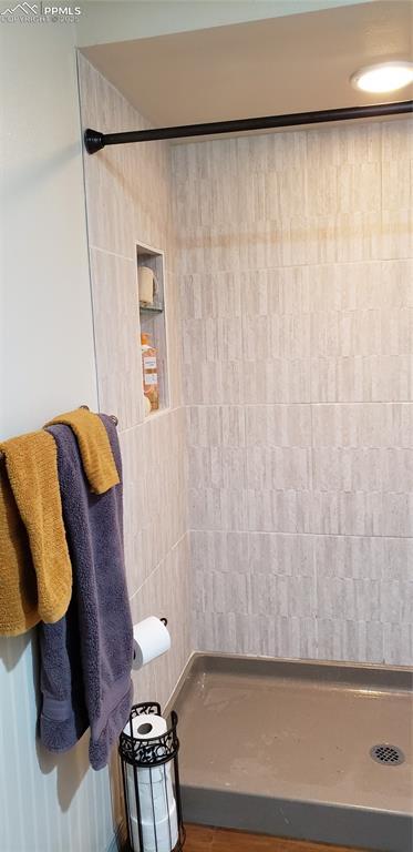 bathroom featuring a tile shower