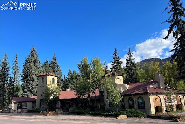 view of front facade featuring a mountain view