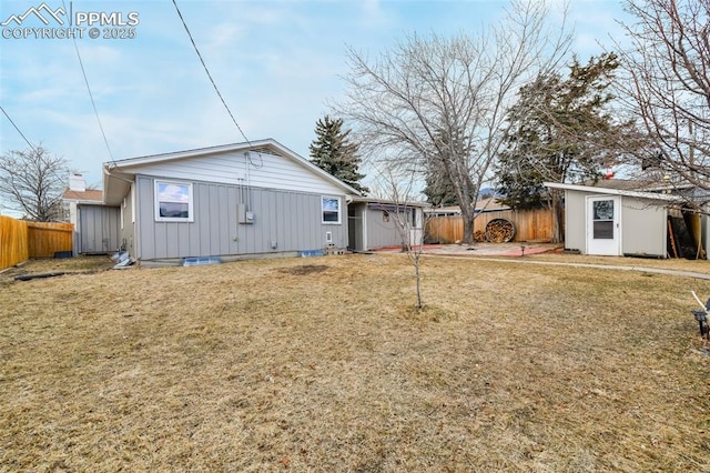 view of yard with an outbuilding