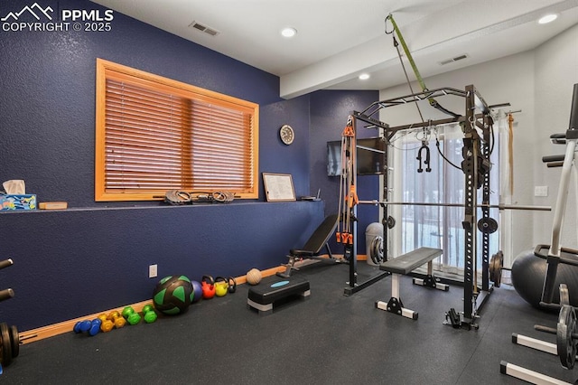 workout room featuring recessed lighting, visible vents, and baseboards