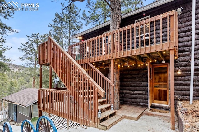 property entrance with a wooden deck