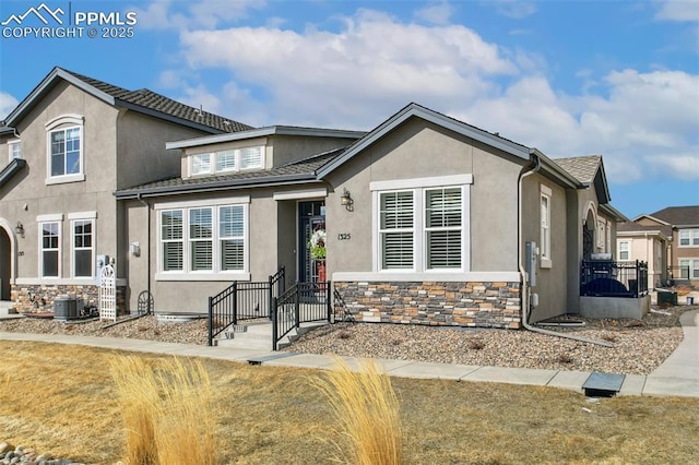 view of front of property featuring a front lawn