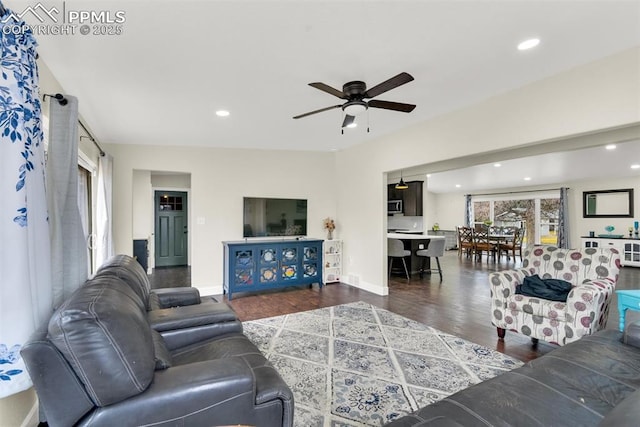 living room with dark wood-type flooring, recessed lighting, ceiling fan, and baseboards