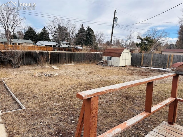 view of yard featuring a storage unit