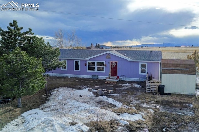 ranch-style home with a mountain view