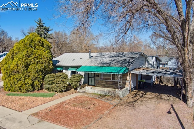 view of front of property featuring a carport and driveway