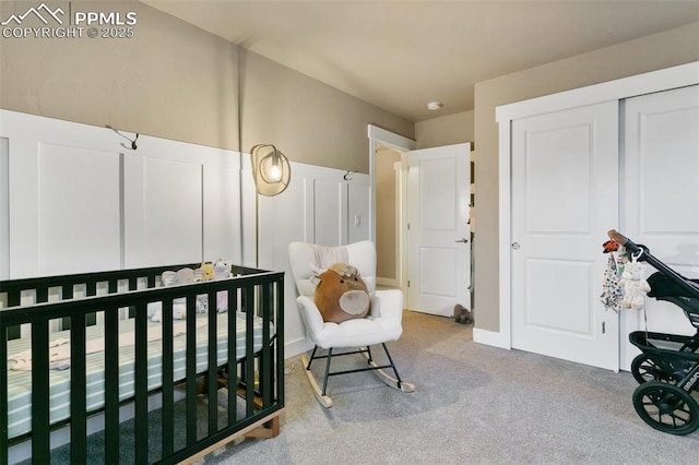 bedroom featuring carpet floors and a decorative wall