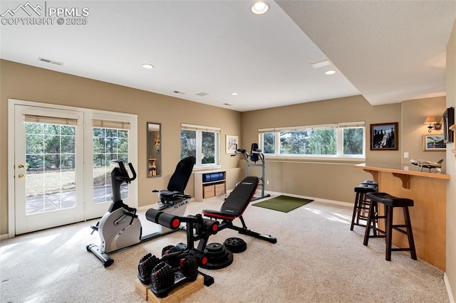 exercise area with carpet floors, baseboards, visible vents, and recessed lighting