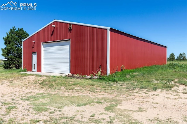 view of outdoor structure featuring an outbuilding