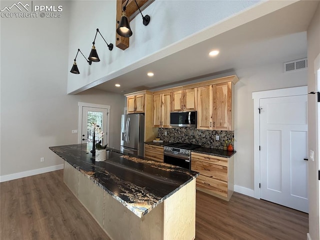 kitchen with baseboards, visible vents, dark wood finished floors, appliances with stainless steel finishes, and backsplash