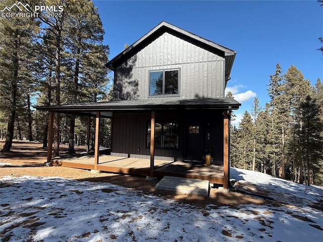 view of front of property featuring covered porch