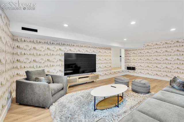 living area featuring light wood-style floors, recessed lighting, visible vents, and wallpapered walls