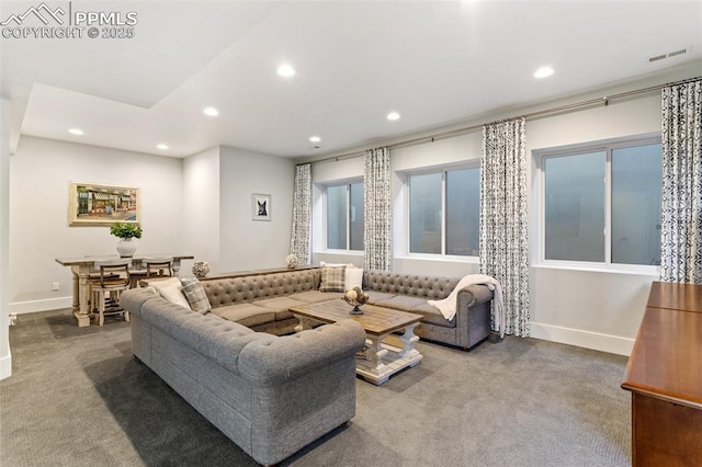 living area with baseboards, carpet, visible vents, and recessed lighting