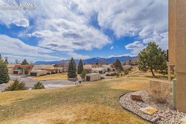 view of yard with a residential view and a mountain view