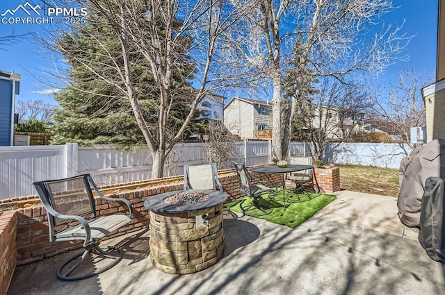 view of patio featuring an outdoor fire pit, a fenced backyard, and outdoor dining space