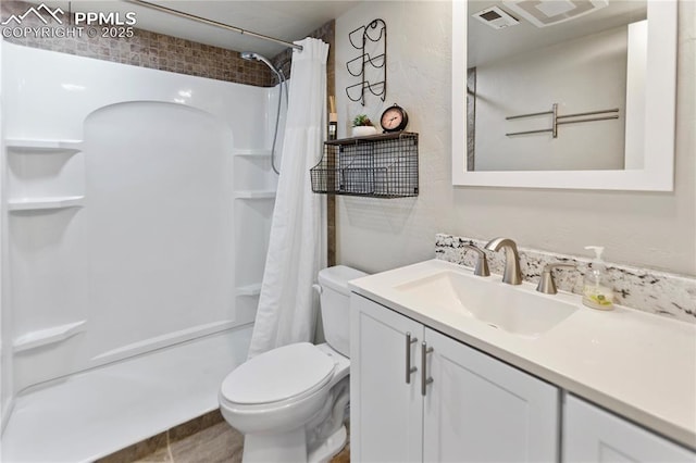 full bath with curtained shower, visible vents, vanity, and toilet