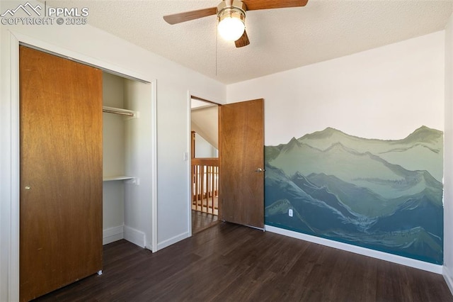 bedroom featuring a closet, dark wood-type flooring, a ceiling fan, a textured ceiling, and baseboards