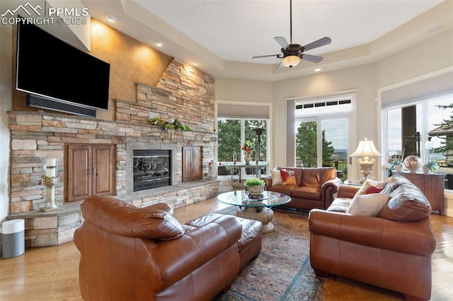 living room featuring light wood-style floors, recessed lighting, a fireplace, and ceiling fan