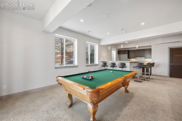 game room featuring light carpet, billiards, baseboards, bar area, and recessed lighting