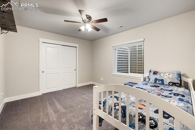 bedroom with carpet floors, baseboards, visible vents, and a ceiling fan