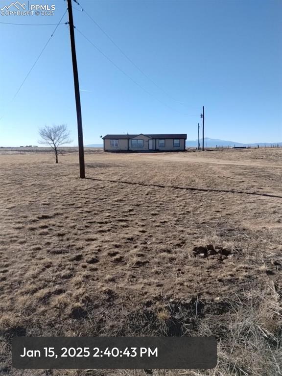 view of yard featuring a rural view